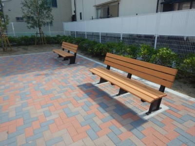 背付きベンチ