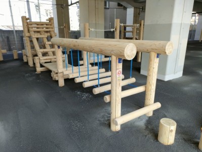 木製遊具、中央高架下公園