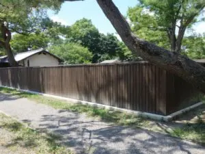景観になじむ木製の目隠し塀 京都御苑 京都府 株式会社ザイエンス