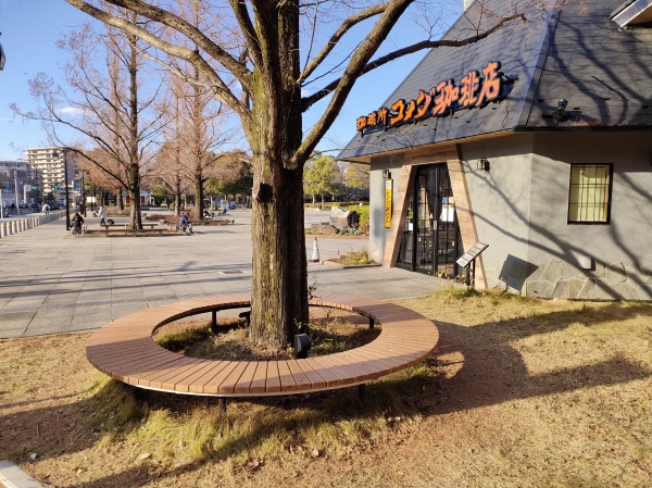 Park-PFIで整備されたカフェの前のスペースに多摩産材のベンチを納入